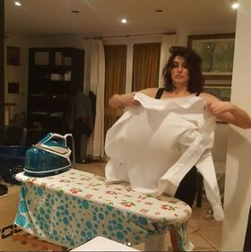 Elisa Isoardi e le foto mentre stira le camicie 2