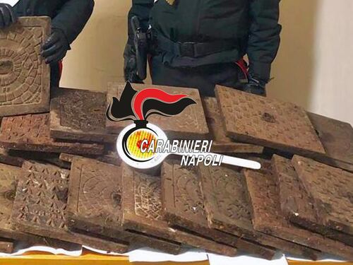 Napoli, rubano tombini al parco giochi: arrestati