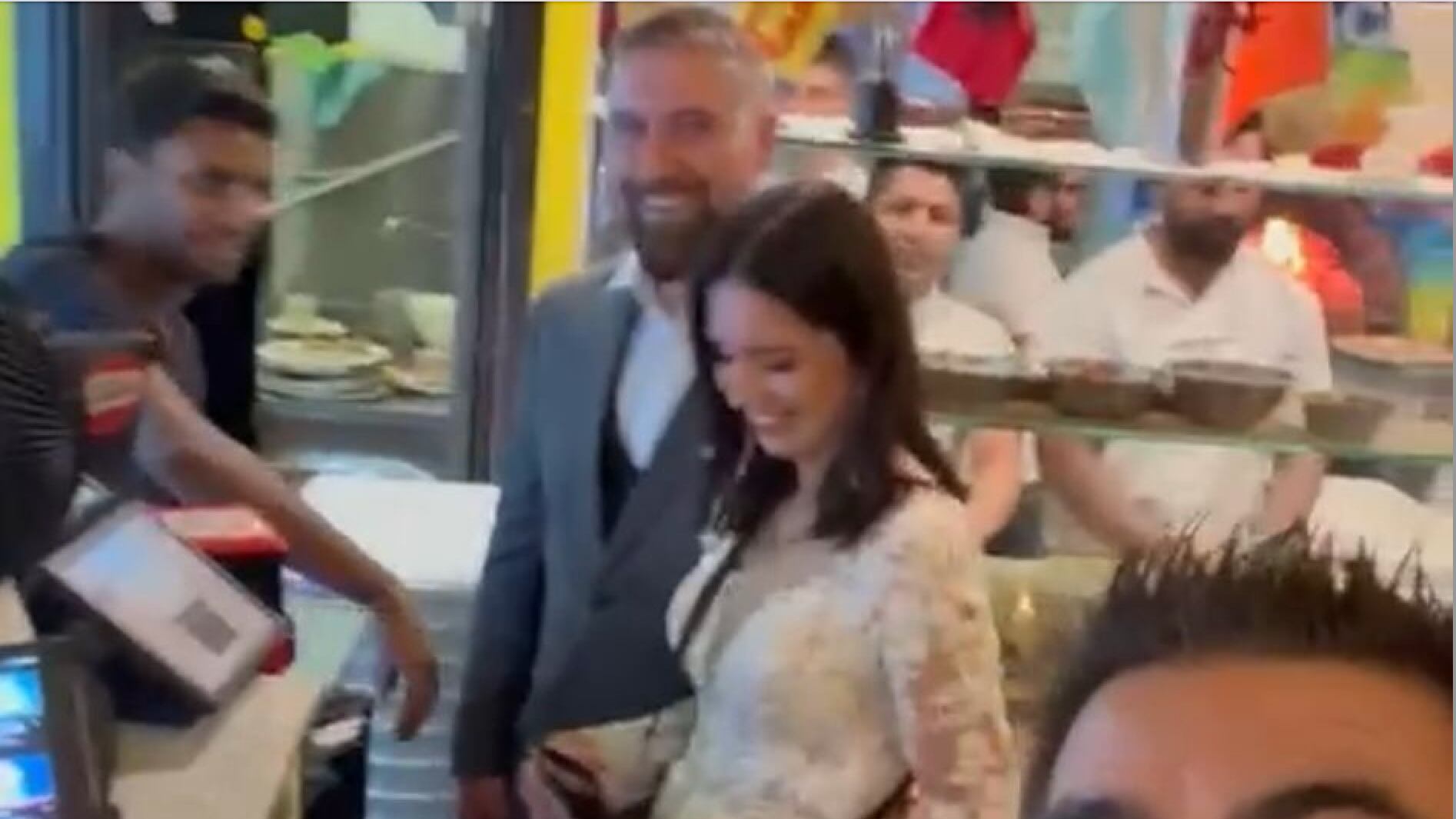 Dopo il matrimonio al McDonald's arriva quello in pizzeria a Milano. Dire "sì" in Italia a "qualunque costo"