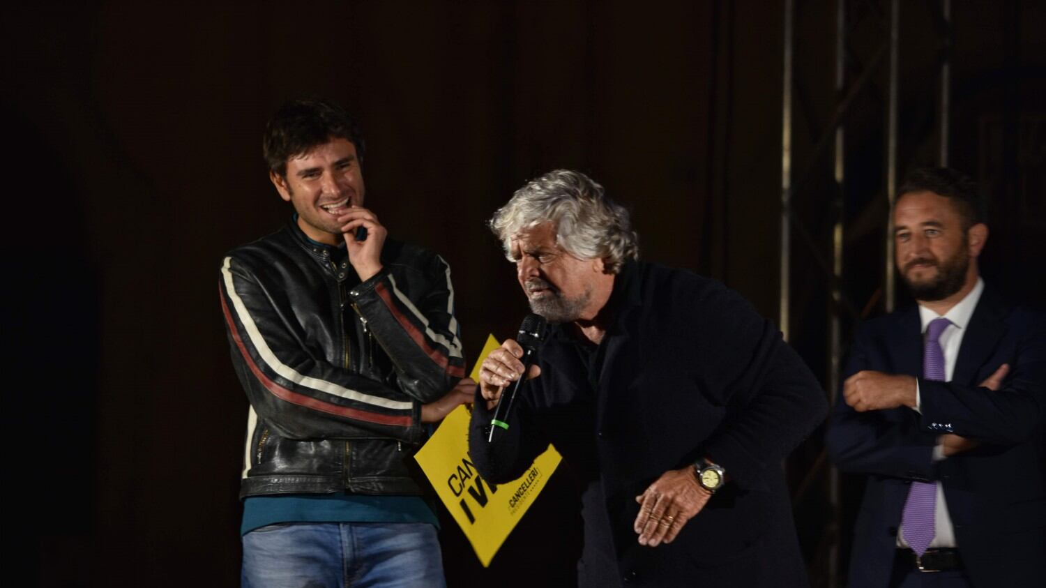 "Razzista, ladro e puzzone" Così Grillo su Salvini