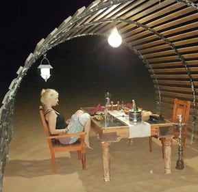 Wanda Nara hot, legge e mostra il lato b 23