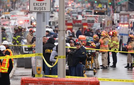 Spari, sangue e paura nella metro di New York 1