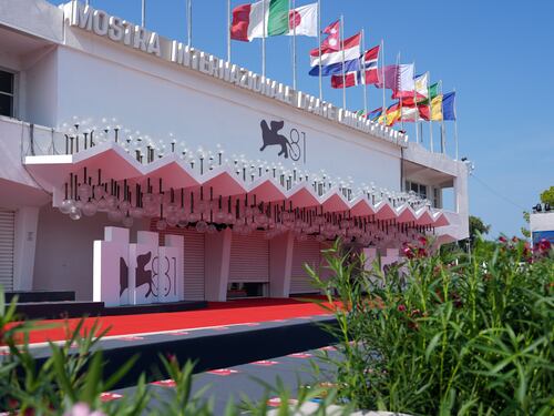 L'opposizione protesta pure per la Biennale. Santanché: "Il cinema è proprietà della sinistra?"