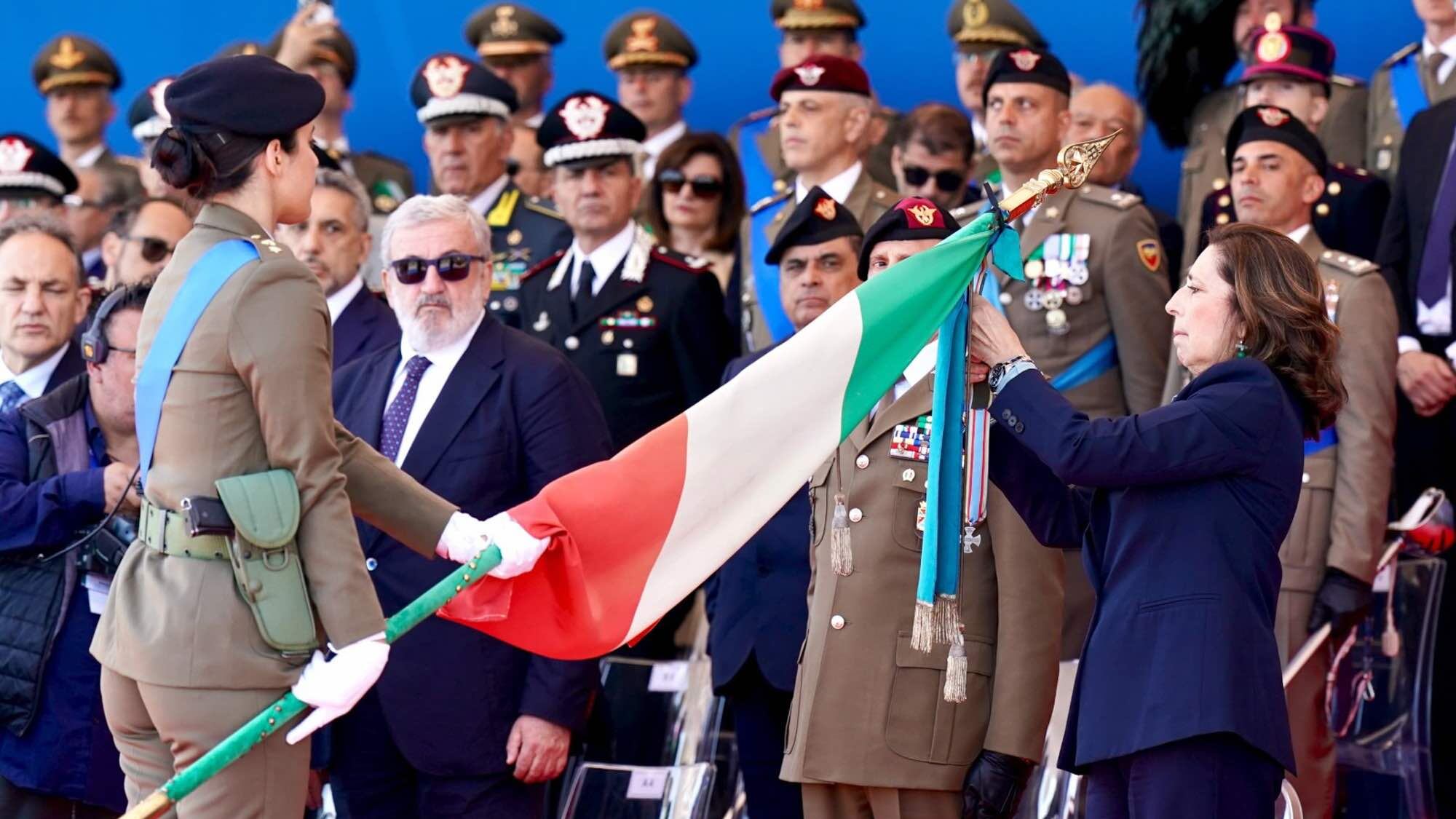 Chi celebra l'esercito ma detesta le armi