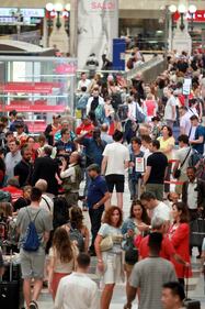 Grande affluenza alla  stazione centrale di Milano per il primo week-end di agosto  3