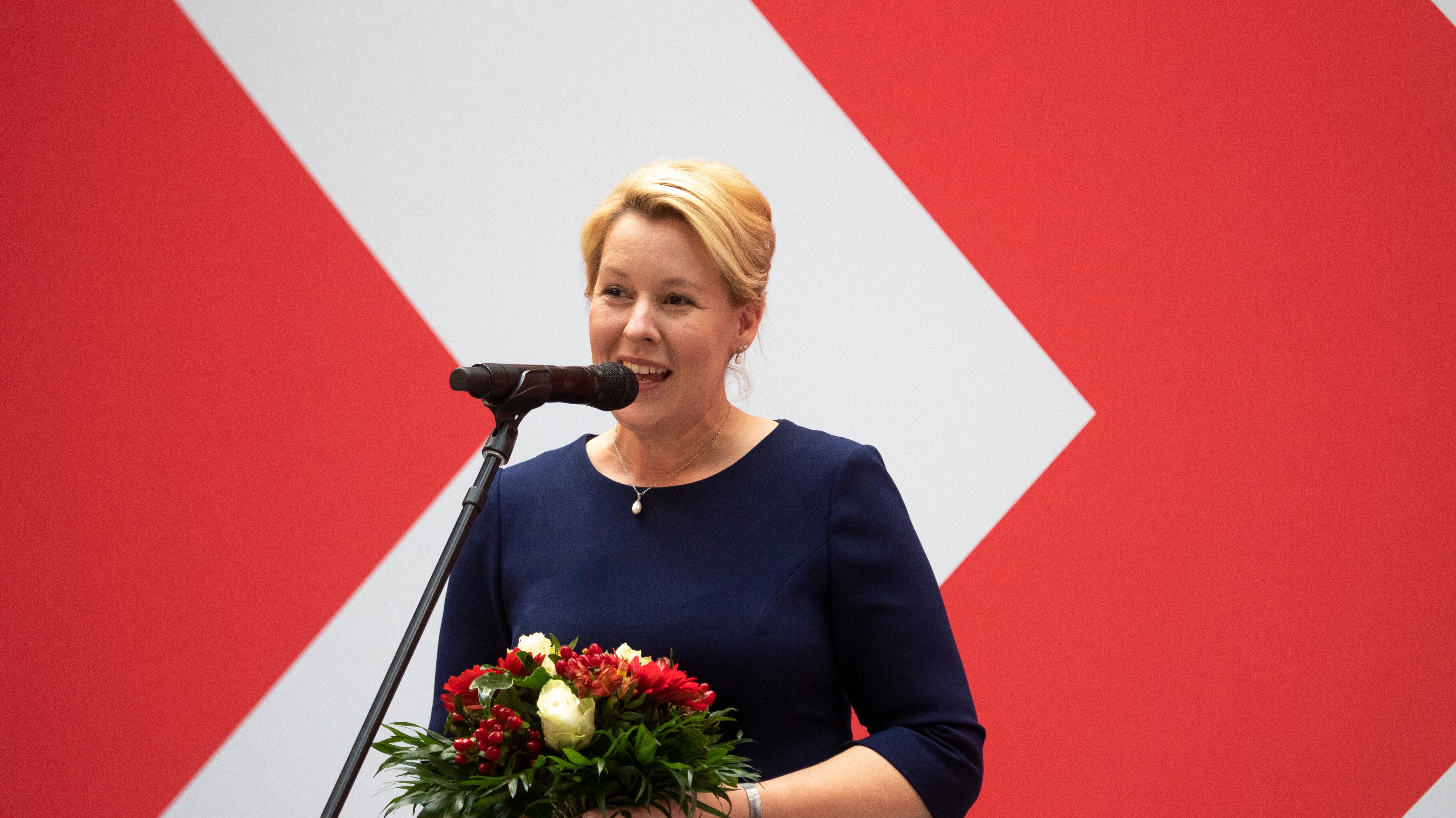 Prima sindaca per Berlino tra tesi copiata e grana espropri