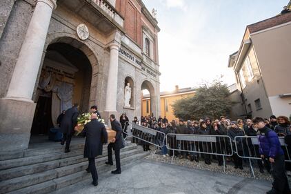 Oggi il funerale di Giovanna Pedretti: lo striscione contro la stampa, le farfalle incise sulla bara 2