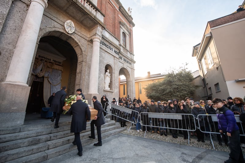 Oggi il funerale di Giovanna Pedretti: lo striscione contro la stampa, le farfalle incise sulla bara 2