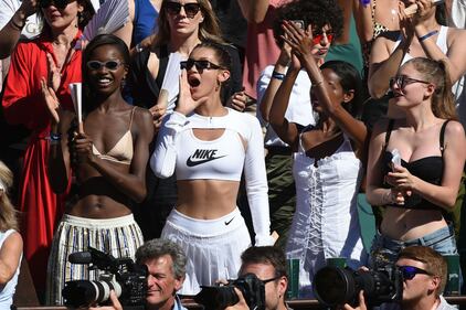Bella Hadid sexy: la maglia mostra tutto 12