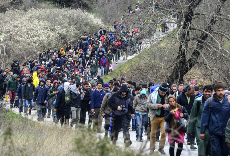 I migranti guadano il fiume tra Grecia e Macedonia 9