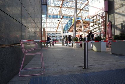 Milano, donna accoltellata in piazza Gae Aulenti 2
