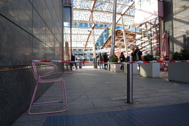 Milano, donna accoltellata in piazza Gae Aulenti 2