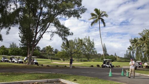 Golf e "mise" a fiori. Gli Obama alle Hawaii per Natale 5