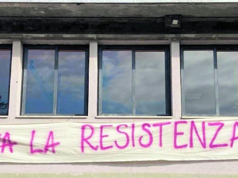 Il folle business del Pd: dormitori per immigrati nelle ex Case del popolo