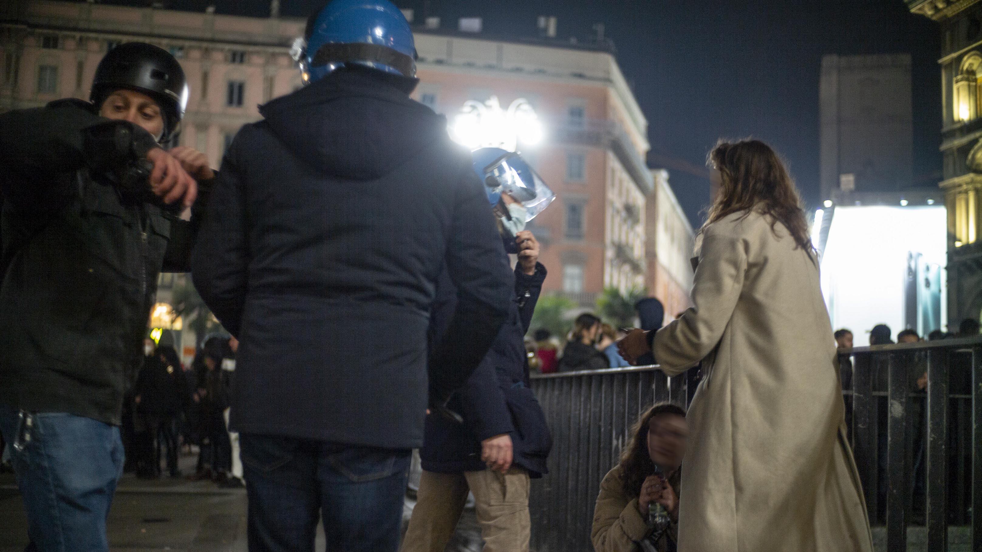 "Erano in 20 su di lei". La testimonianza choc degli stupri in piazza Duomo