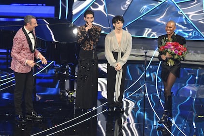 Sanremo 2024: ecco il look della quarta serata del Festival dei Santi Francesi 8
