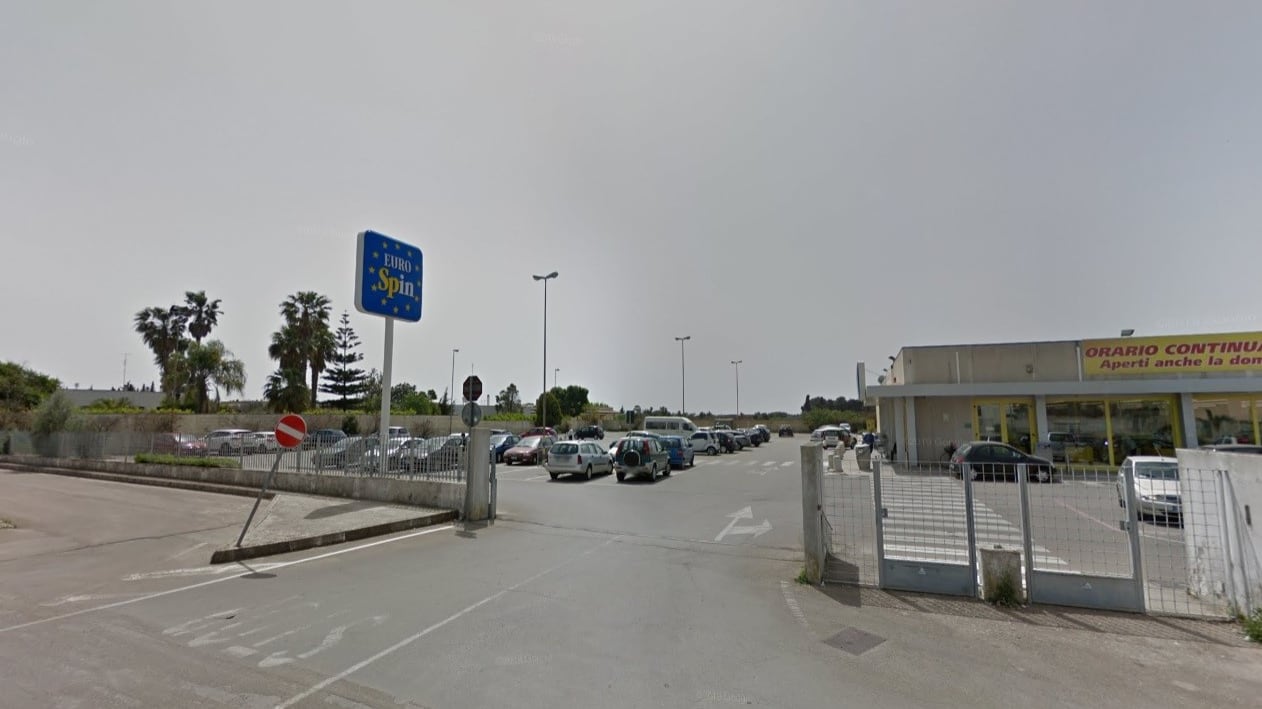 Si rifiuta di dargli l'elemosina: nigeriano lo pesta con la pietra