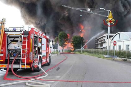 Rogo in un'azienda di vernici: vigili al lavoro 2