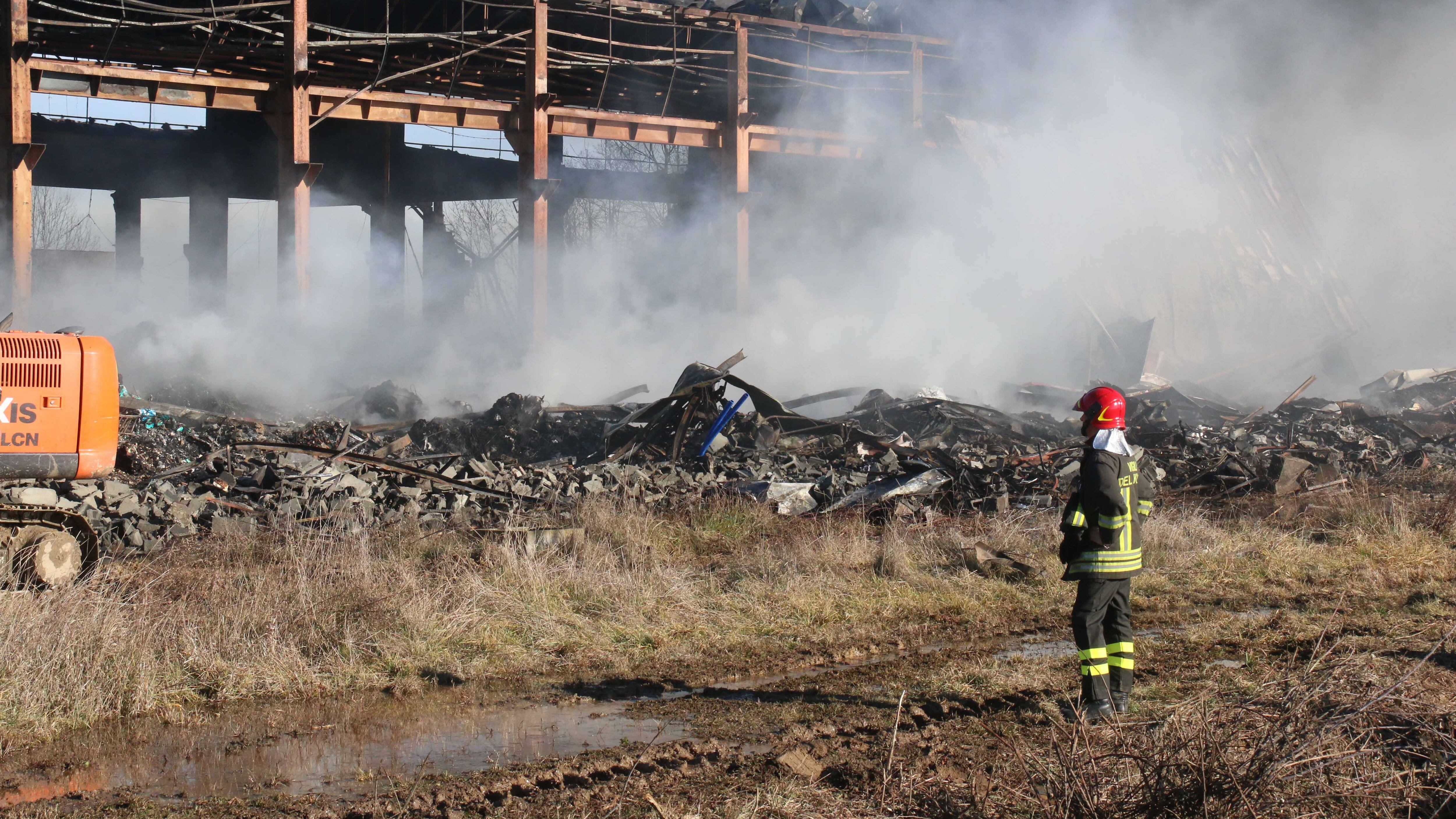 Incendio nel capannone: livelli di diossina oltre i limiti