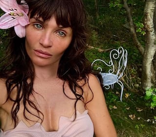 Helena Christensen seducente al sole  2