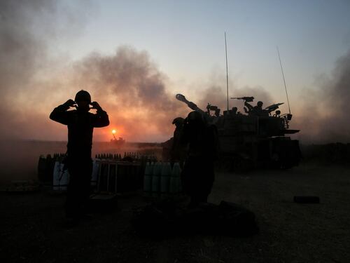 Gaza, la guerra continua. Sospesi i voli per Tel Aviv