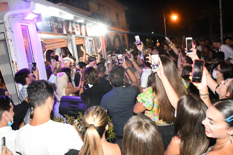 Nonostante i divieti di ballo e assembramenti non si ferma la movida 1