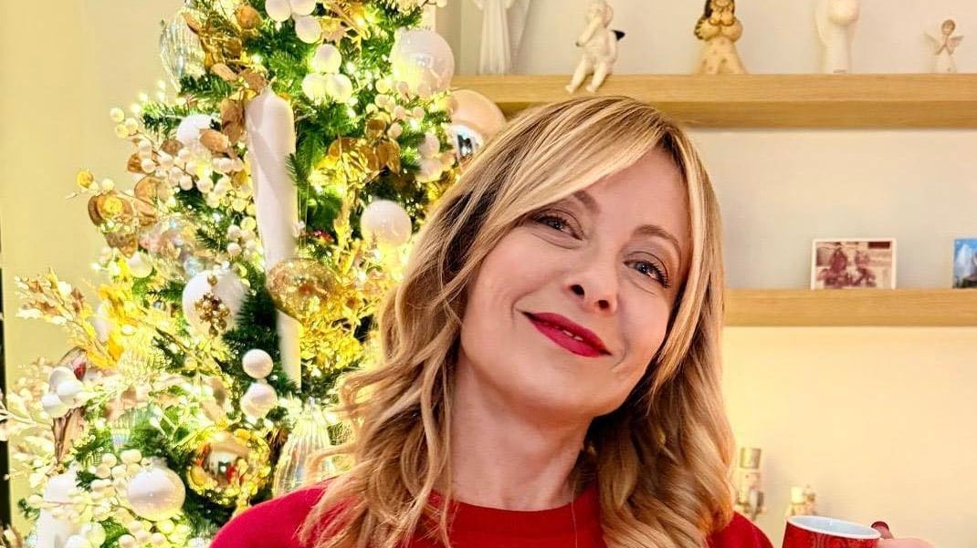 "Anche a te e famiglia": gli auguri di Natale social del premier Meloni