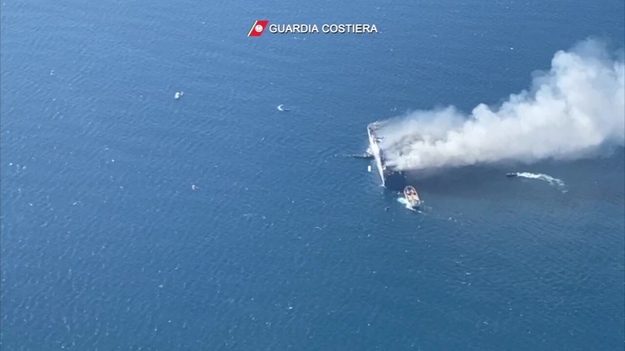 "Ci sono dispersi". Giallo sul traghetto Euroferry Olympia in fiamme