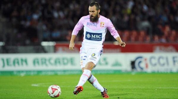 Non vuole tagliarsi la barba, lascia il club dopo una sola partita