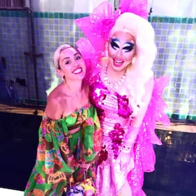 Pizza, gattini, nudità e drag queen: la vita privata in pubblico di Miley Cyrus 13