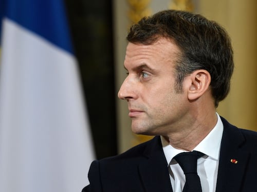 Scandalo sexy in Francia. In mutande è Macron