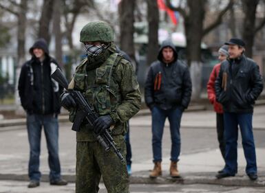 I soldati pattugliano la capitale della Crimea 10