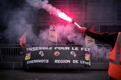 Francia, cortei a Parigi contro riforma trasporti 10