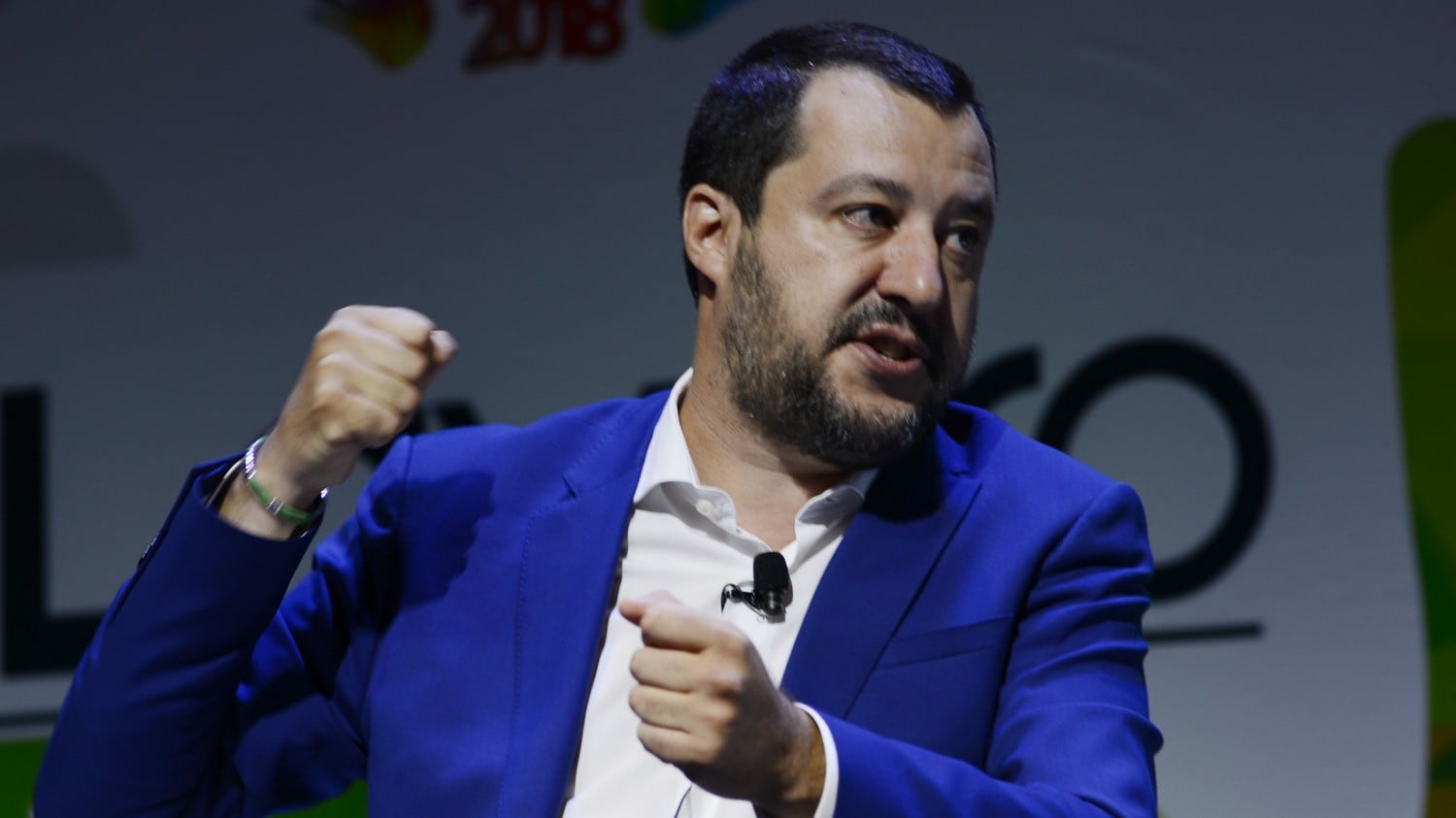 Dopo le Ong, Salvini blocca le navi militari: "La musica cambia pure per loro"