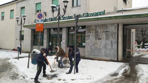Neve, disagi a Sesto. Il sindaco Di Stefano in strada a spalare 10