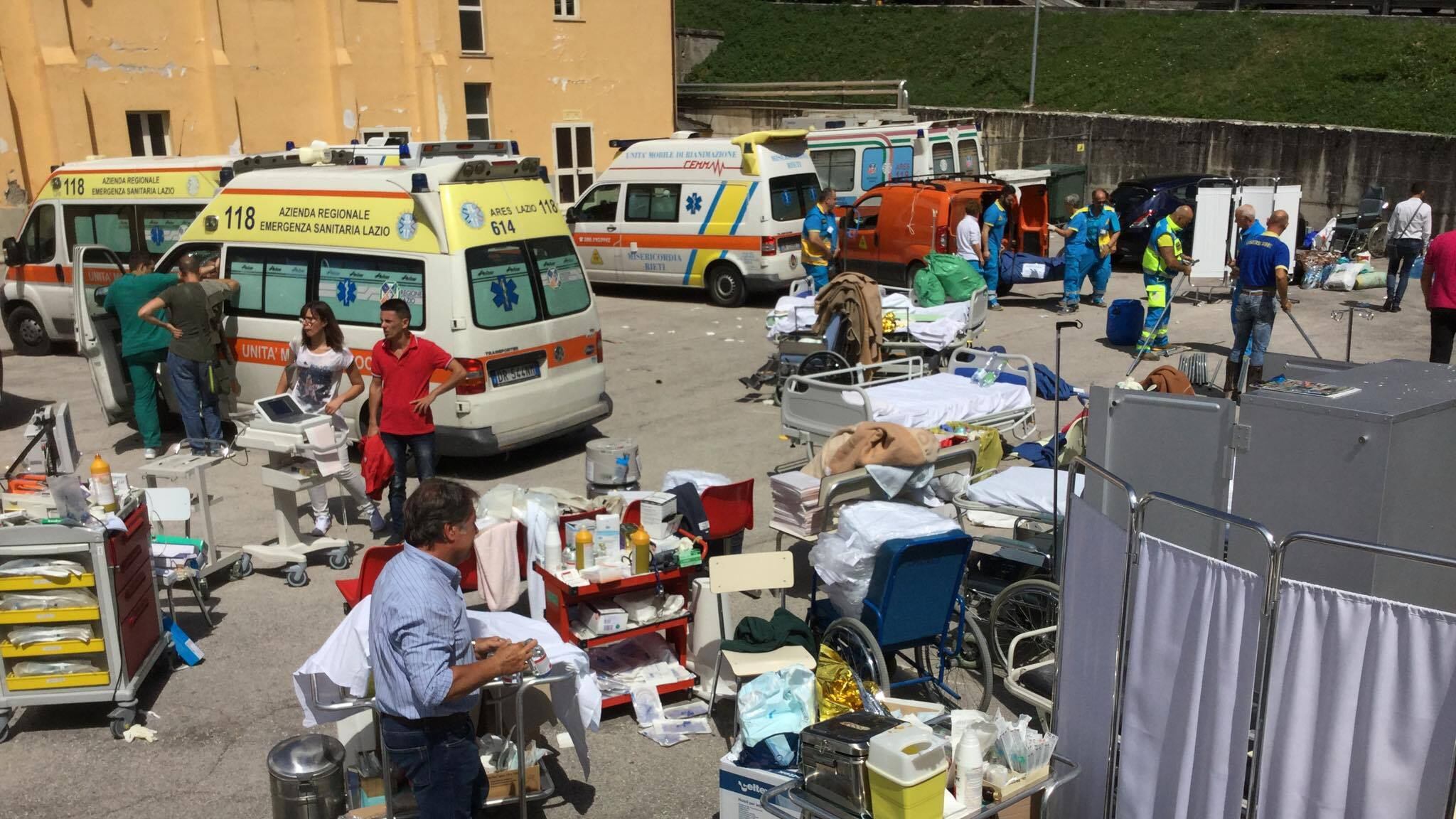 I medici eroici di Amatrice: le cure in piazza con l'ospedale distrutto