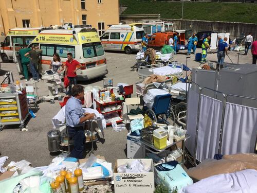 I medici eroici di Amatrice: le cure in piazza con l'ospedale distrutto