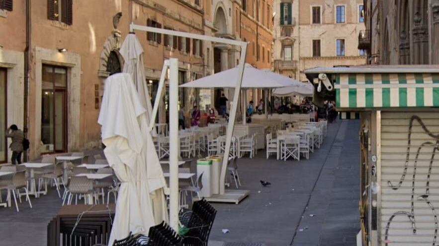 Perugia, marocchino pesta moglie in strada: intervengono i passanti