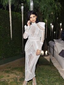 Kylie Jenner hot in bikini con le amiche 32