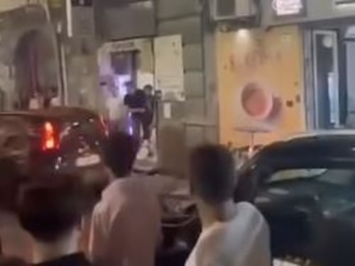 Auto contro la folla, sfiorata tragedia nel Napoletano