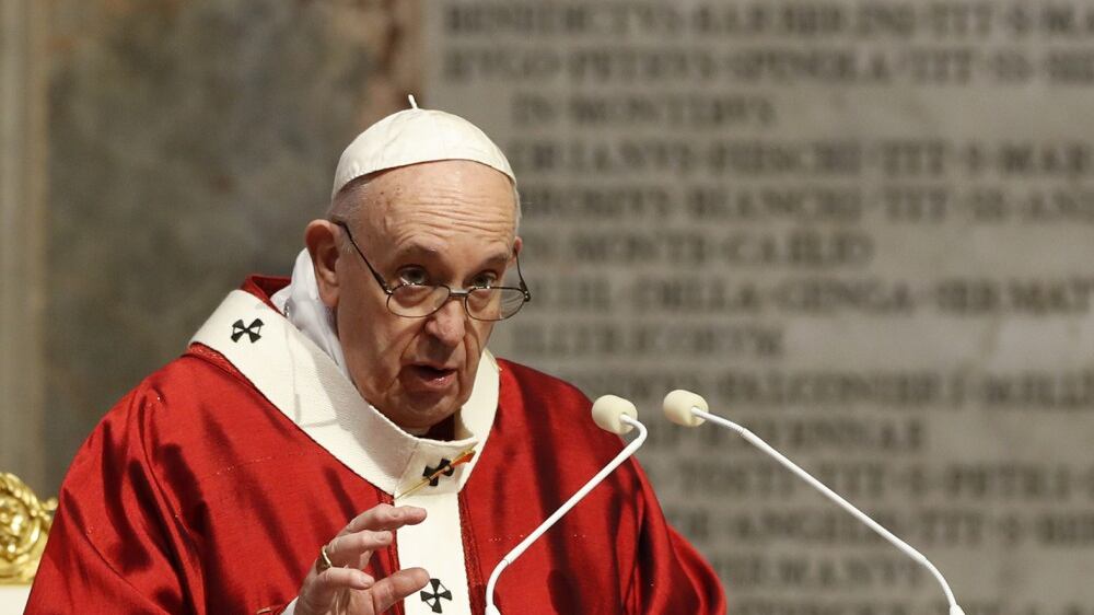 Il Papa cancella il plurale nei battesimi