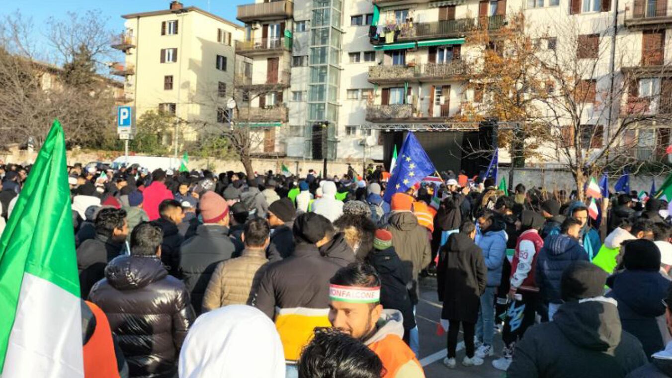 Monfalcone, 8mila islamici in piazza. E la sinistra s'inchina: "Lezione di civiltà"