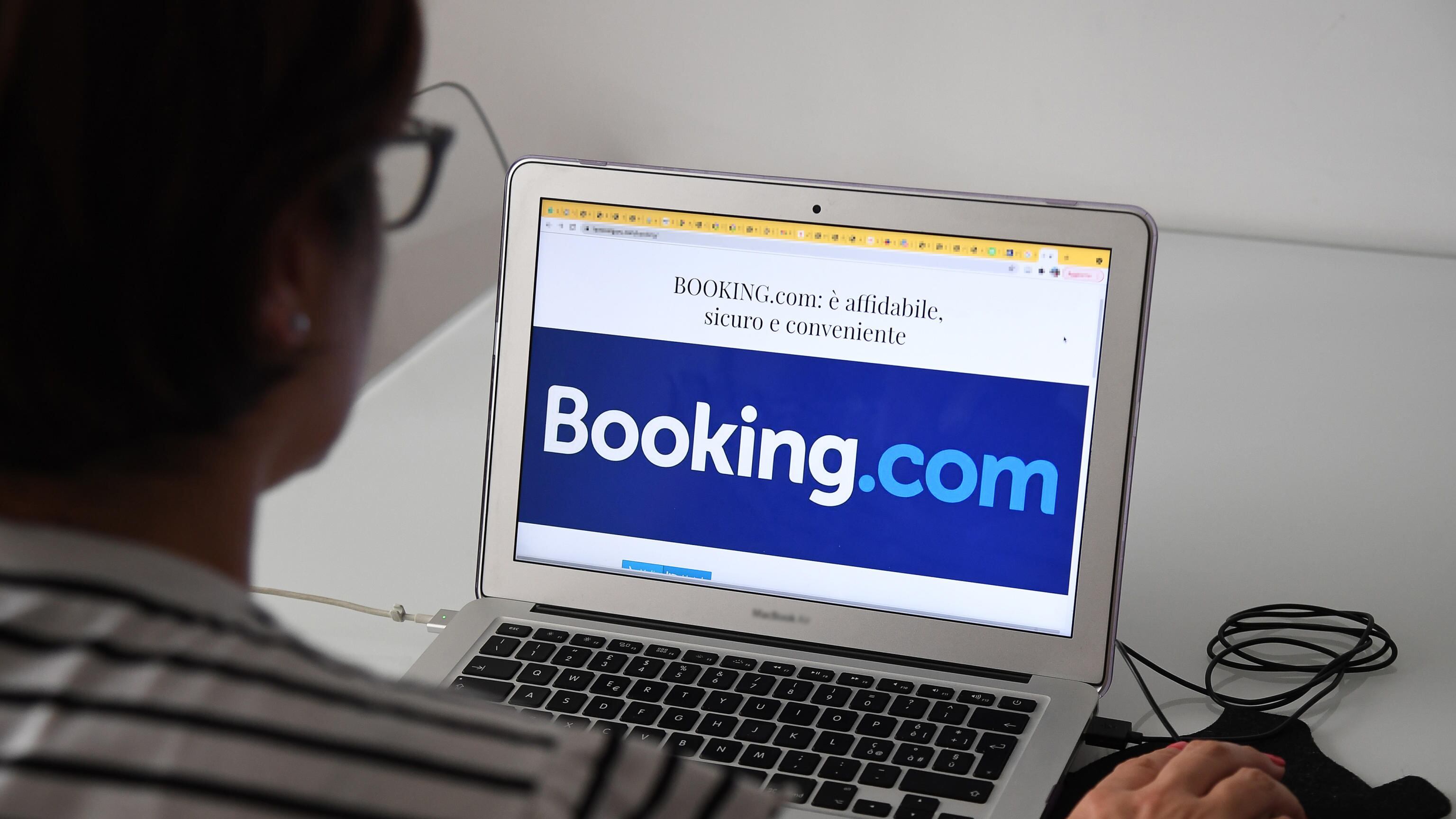 Parte la crociata contro Booking. Già 10mila gli hotel "Prezzi imposti"