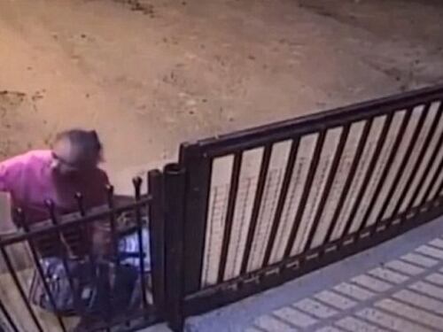 Brasile, abbandonata da parenti di notte davanti a una casa di riposo