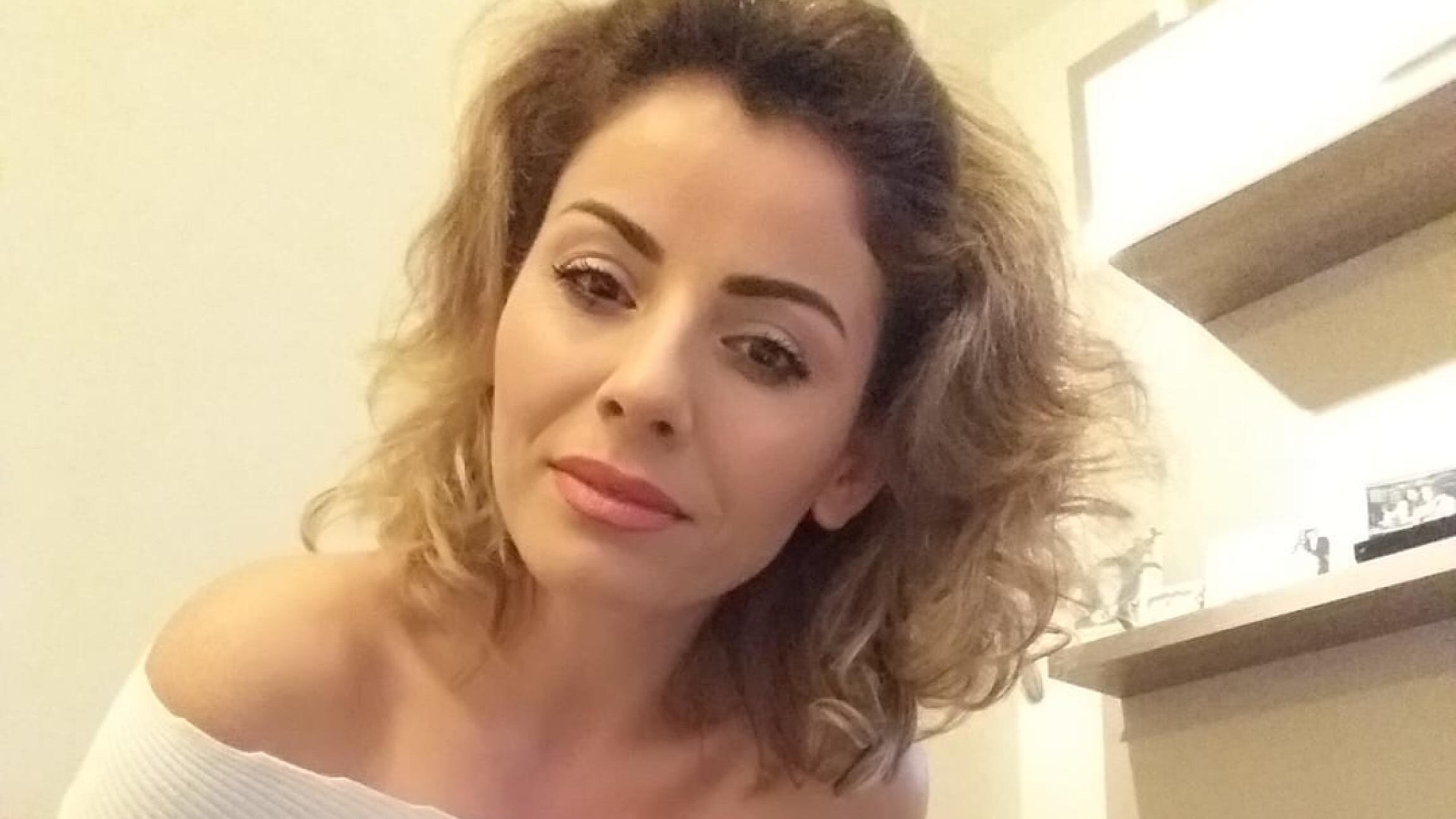 "Non si può vivere all'inferno". Klodiana ammazzata in strada con un colpo in testa: si cerca il marito