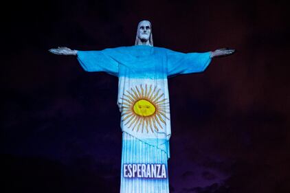 Il Cristo Redentore si illumina per onorare i medici e gli infermieri che combattono il coronavirus 11
