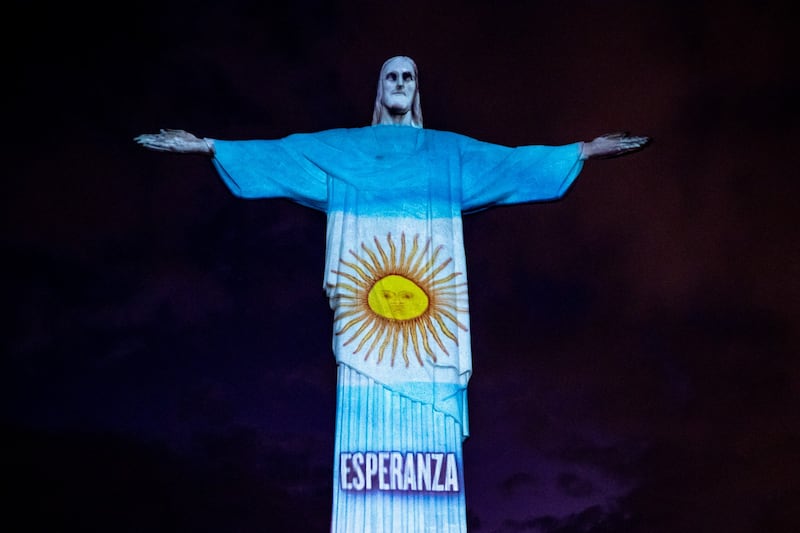 Il Cristo Redentore si illumina per onorare i medici e gli infermieri che combattono il coronavirus 11