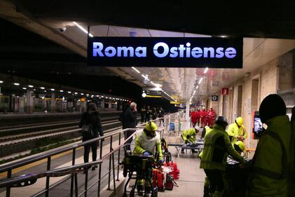 Stress-test per il Giubileo 2025: l'incendio in stazione con 70 feriti. Le immagini dei soccorsi 1
