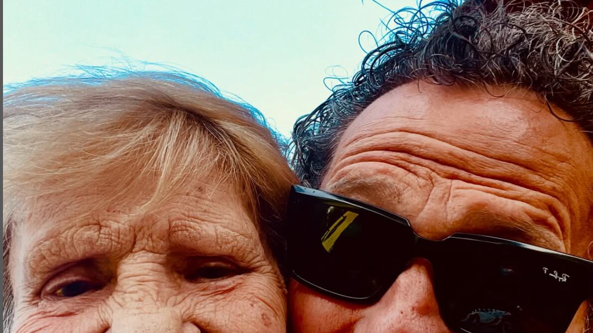 Enzo Salvi annulla gli spettacoli: "Mia madre è in fin di vita, non posso abbandonarla"