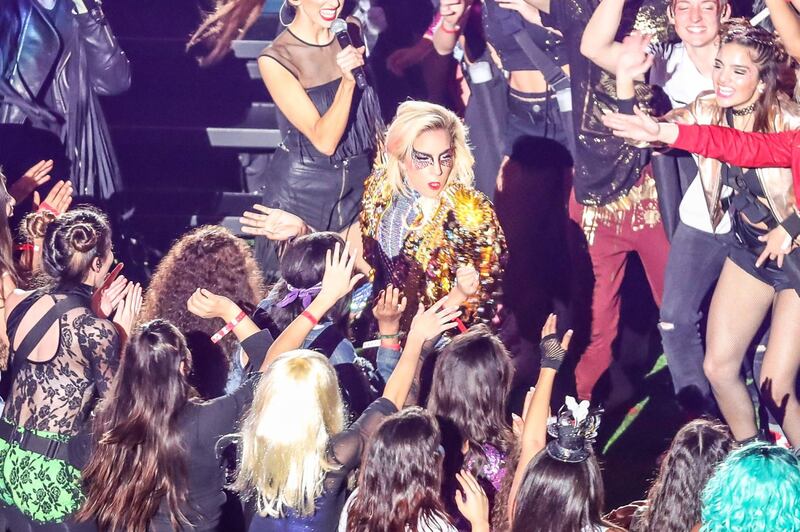 Lady Gaga sexy e glitterata al Super Bowl 3